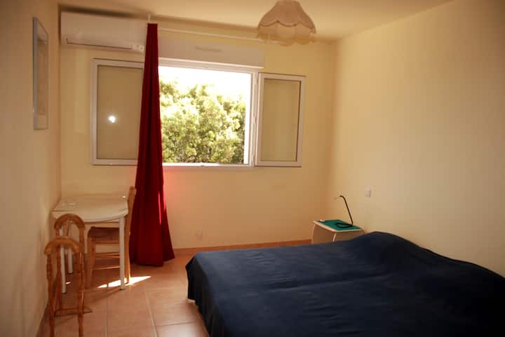 dormitorio 1 (dos camas de 90 cm * 190 cm - vistas al mar - aire acondicionado)
Es posible organizar las camas gemelas en una cama king size.