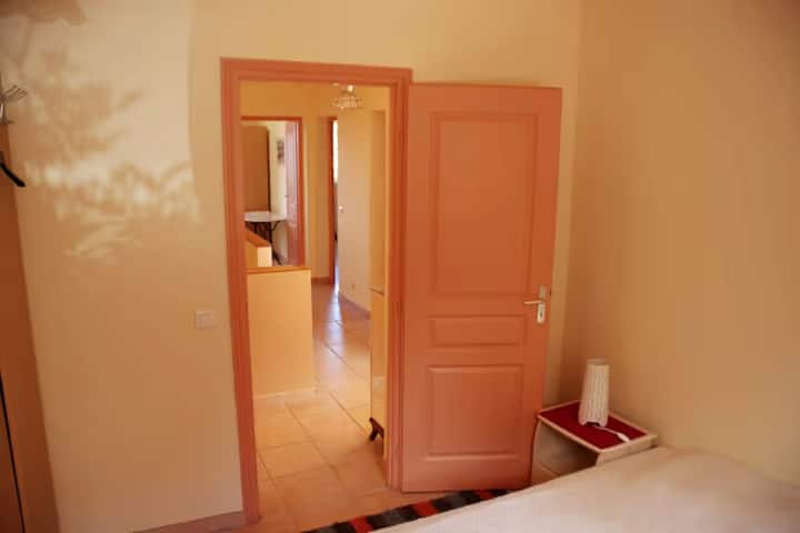 habitación 3 (una cama de 140 cm * 190 cm)