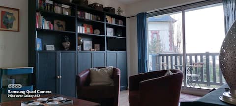 Top performing Airbnb: Sea view, 100m from the beach, near the center. in Houlgate