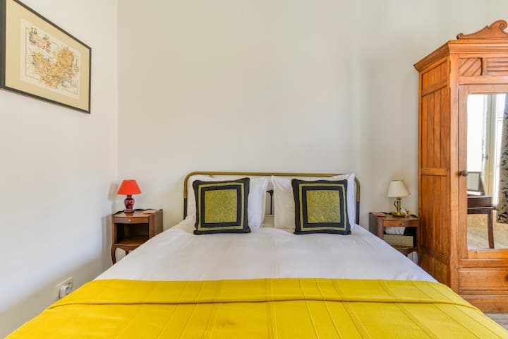 ห้องนอนขนาดคิงไซส์พร้อมวิวดาดฟ้าของหมู่บ้าน