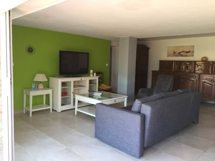 голям разтегателен диван за двама възрастни