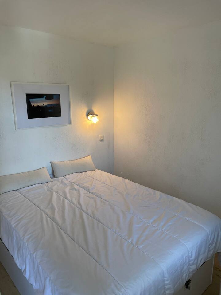 Habitación independiente con cama de 140/190 borde ancho 