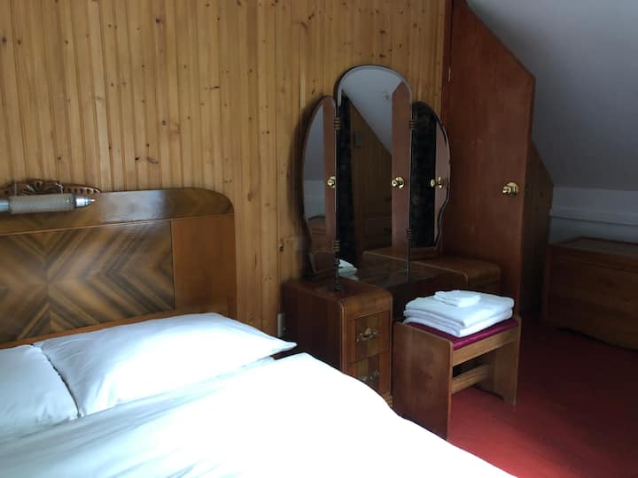 La 2e chambre
Chambre confortable avec vue sur le jardin Juste à côté de la chambre principale, cette pièce offre un lit double confortable, une commode pratique et un garde-robe. Idéale pour se détendre en toute simplicité