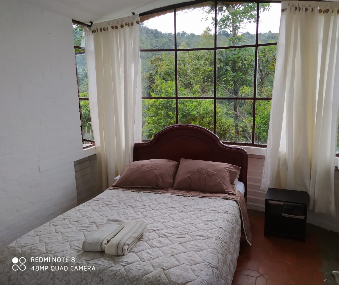 Primer piso, espaciosa habitación con vista a las montañas.