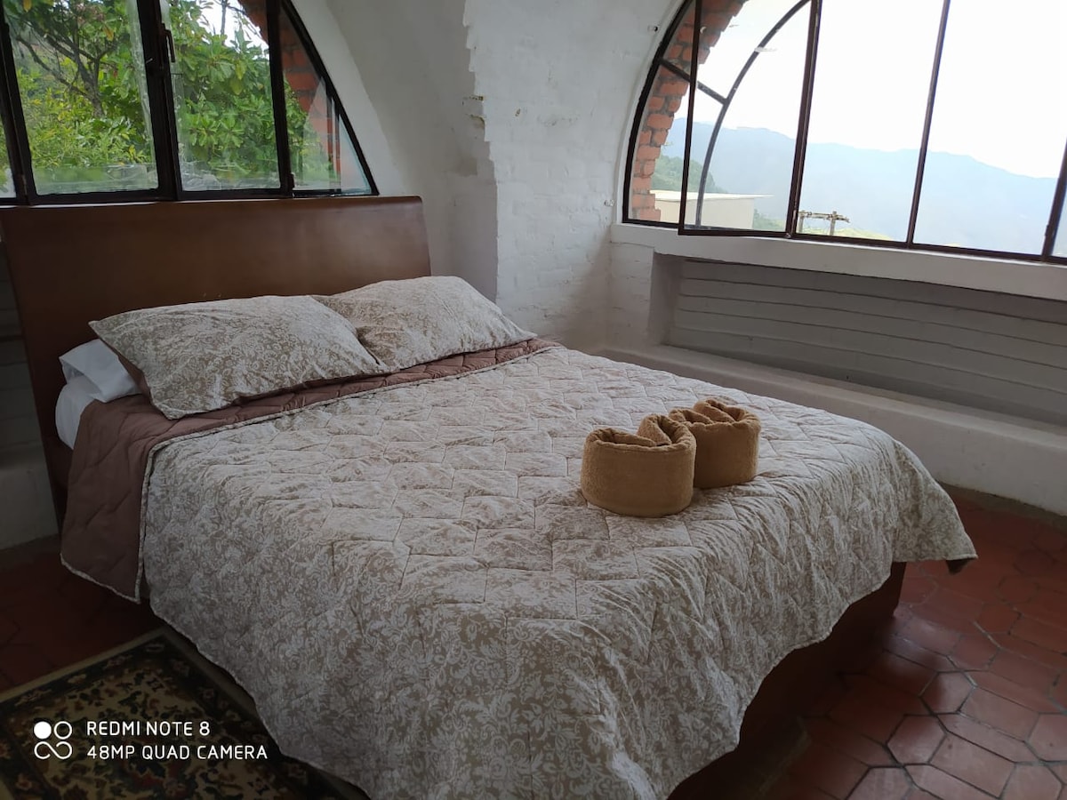 Primer piso, iluminada habitación con vista a las montañas y a la ciudad.