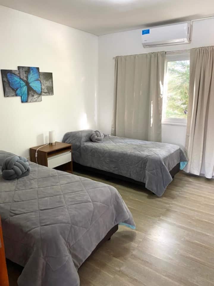 3号房，现在有装饰绘画。窗帘和空调冷热。暖气（由散热器）。带室内装潢的衣柜。