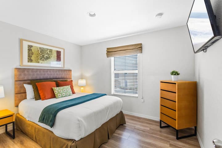 ห้องนอนที่ 4 พร้อมเตียงควีนไซส์ทีวีและเฟอร์นิเจอร์ในห้องนอน 