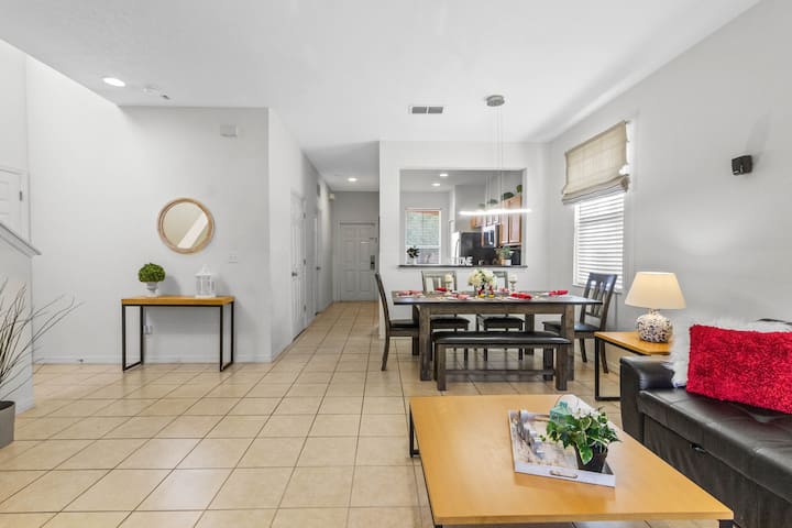 พื้นที่นั่งเล่นที่ตกแต่งอย่างพิถีพิถันและตกแต่งอย่างสวยงาม 