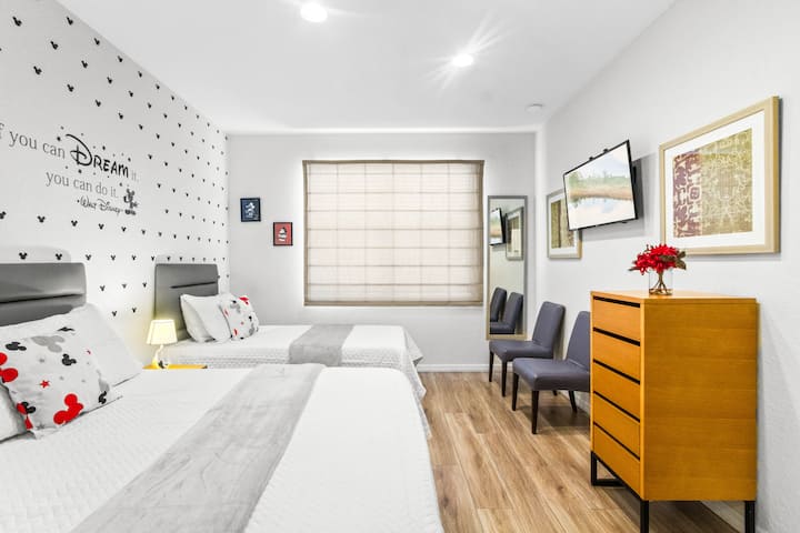 ห้องนอนใหญ่ธีมมิกกี้ที่สวยงามและกว้างขวางชั้นล่างมีห้องน้ำในตัวเตียงควีนไซส์และเตียงเดี่ยวยาวเป็นพิเศษทีวีและเฟอร์นิเจอร์ในห้องนอน  