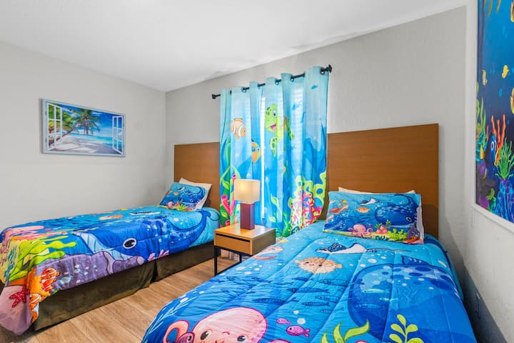 ที่สวยงาม Disney Finding Nemo Themed ห้องนอนที่ 3 พร้อมเตียงแฝด 2 เตียงทีวีและเฟอร์นิเจอร์ห้องนอน 
