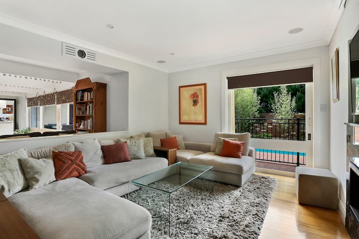 Საერთო ტელევიზორი/თეატრალური ოთახი, სათამაშო ოთახი (პინგ-პონგის მაგიდით) და სასადილო სივრცეები დასასვენებლად. 