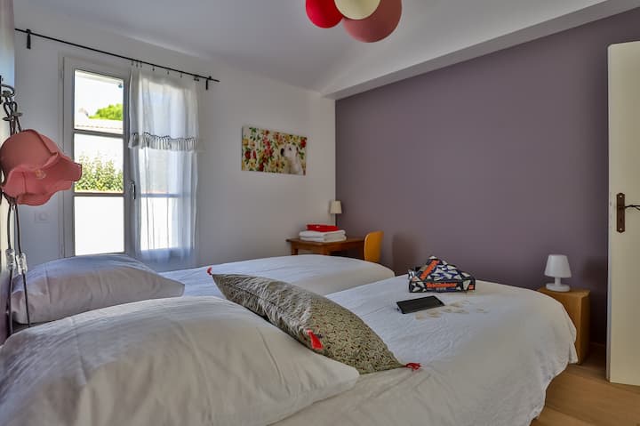 Een slaapkamer met twee bedden (kan worden veranderd in een slaapkamer met tweepersoonsbed)