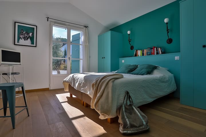 La chambre double "verte" avec sa salle de douche privative - The "green" double bedroom with its private shower room
