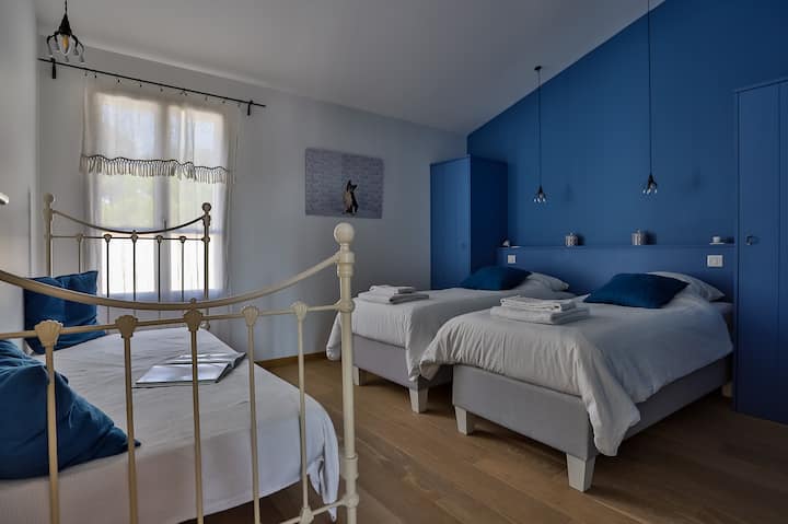 Een slaapkamer met twee eenpersoonsbedden (kan worden veranderd in een tweepersoonsslaapkamer) die geschikt is voor mensen met gereduceerde mobiliteit.