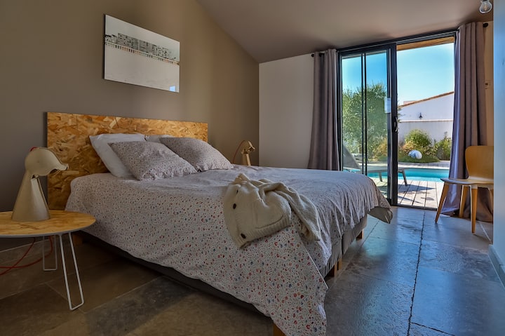 Als bijgebouw de en-suite tweepersoonskamer met eigen doucheruimte en toilet - In het bijgebouw, de dan tweepersoonskamer met doucheruimte en toilet