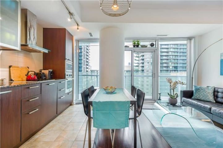 Downtown Toronto – Heart of the City with access