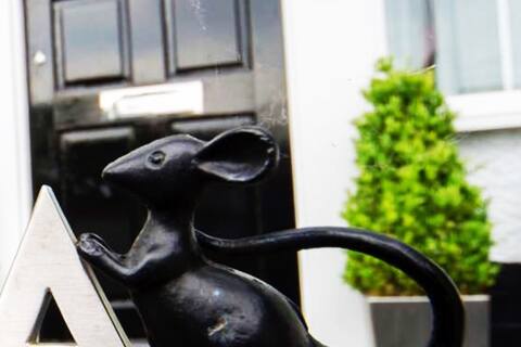 The Cheesehouse-sleeps 8-detached house Tettenhall