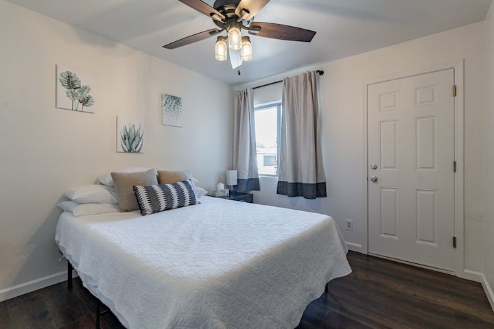 חדר שינה לאורחים עם דלת נפרדת למוסך