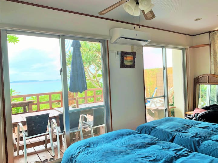 Despiértate con el sonido de las olas y las vistas al mar.