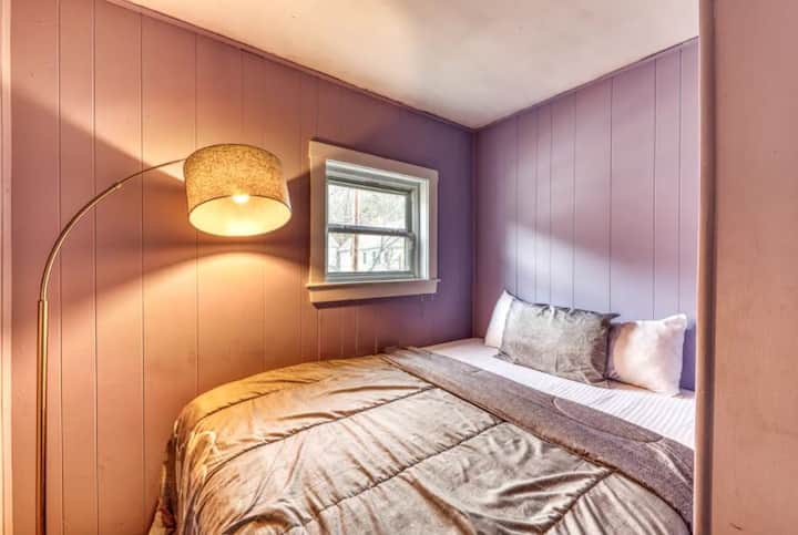 Მაღლა პატარა საძინებელი - დედოფლის ზომა