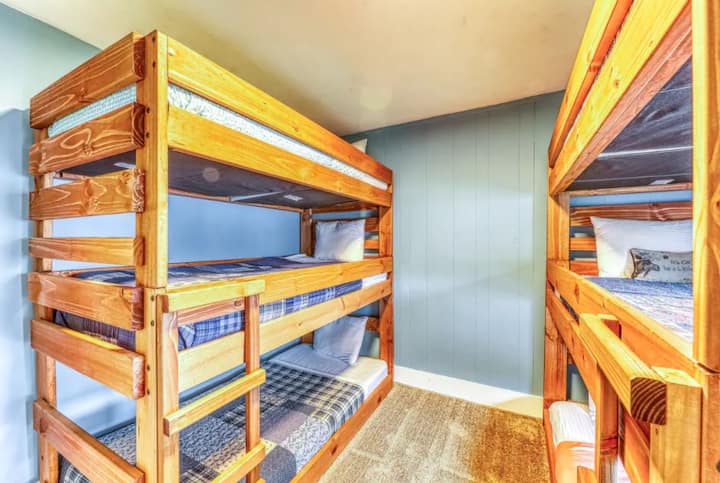 Ორსართულიანი ოთახი მაღლა Apple TV-ით - 6 Twin Size 