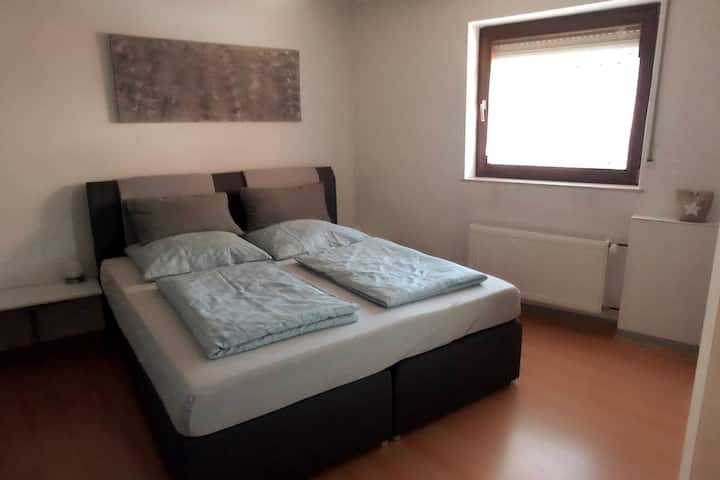 საძინებელი პირქუშიანი საწოლით