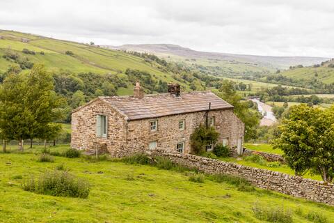 Nettlebed, quirky cottage, amazing views, garden
