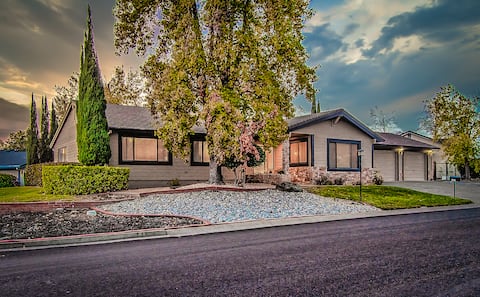 Chic Modern GEM ★ Spacious & Bright, Walk 2 Bethel