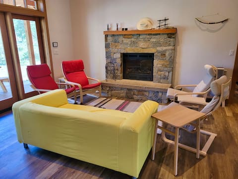 Central Station-Sleeps 8, Short Walk to Ski trail!