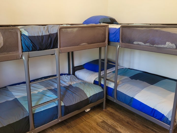 Dos juegos de literas individuales (con capacidad para 4 personas en total).