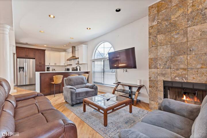 Coach House In Wrigleyville