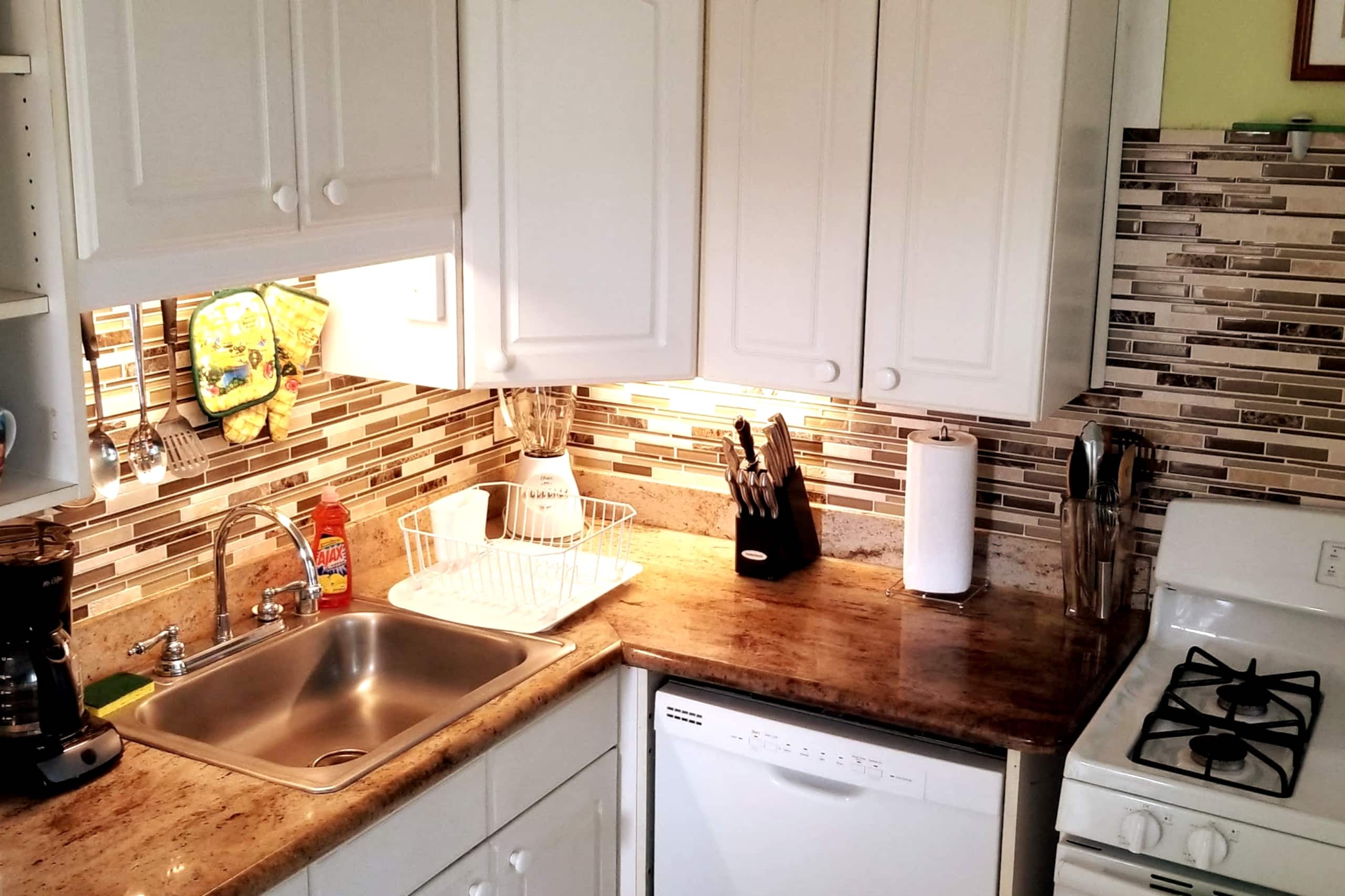 Distinctive 1 BR w/lanai 5 min to beach - Photo 34