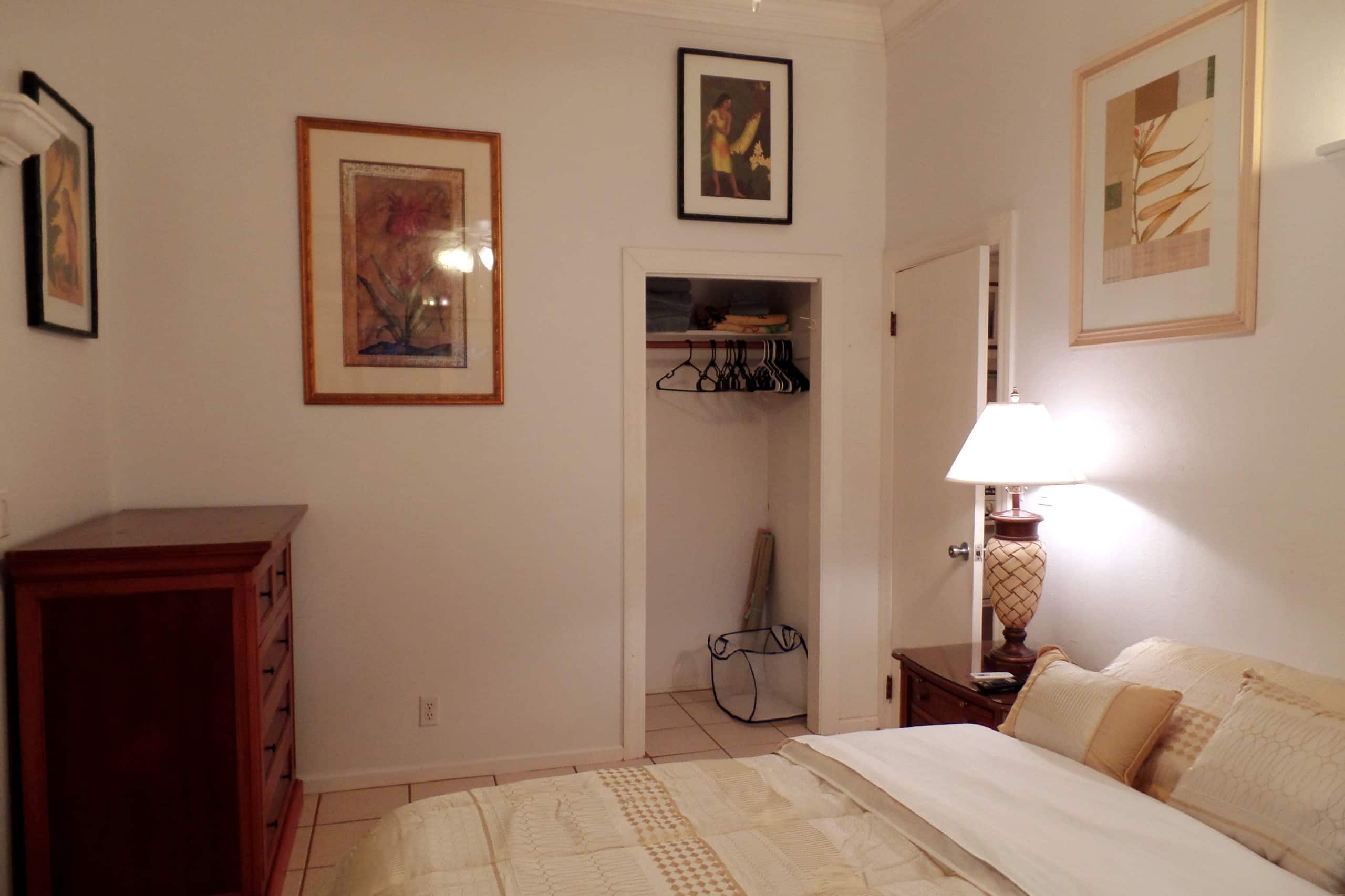 Distinctive 1 BR w/lanai 5 min to beach - Photo 8