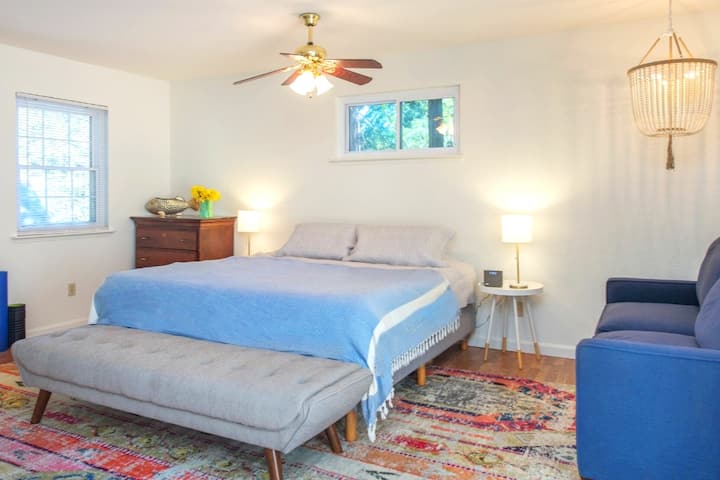 Chambre principale, spacieuse et confortable.