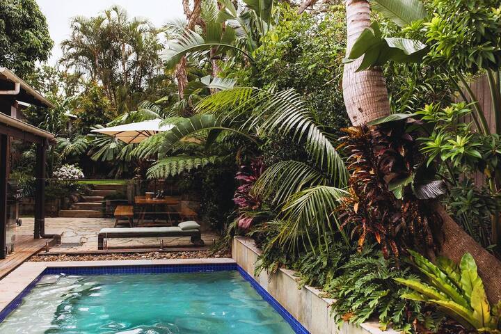 Beach Jungle: Pet-Friendly, Hot Tub, Pool & Fire