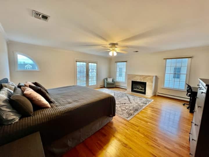 Dormitorio principal: tamaño king, segundo piso.