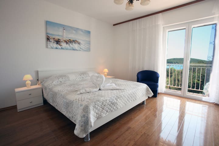 Dormitorio 1 con balcón y vista al mar