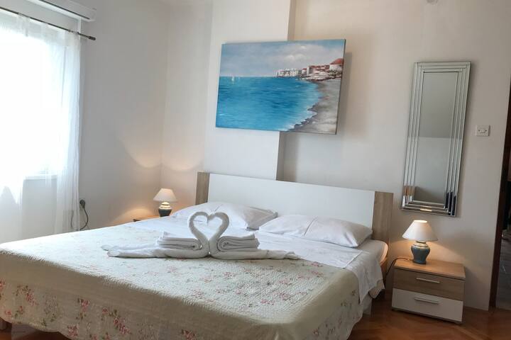 El dormitorio 2 incluye una cama doble y una cama individual.
