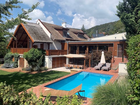 ÁbraHome: Elegant lake hideaway