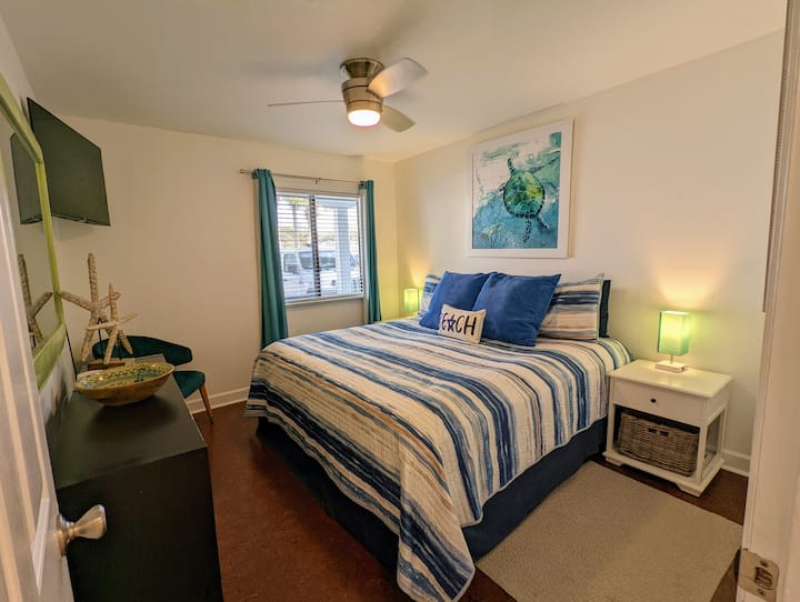 Dormitorio principal con cama tamaño king.