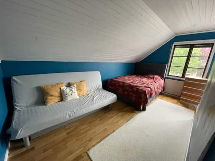 חדר שינה 4 עם מיטה בגודל 140 ס"מ וספה נפתחת