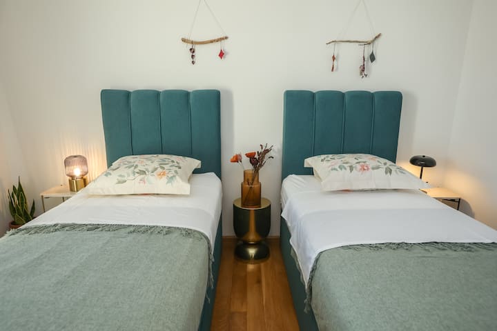 брачниот кревет (широк 150-179 см) може да се одвои со кревети