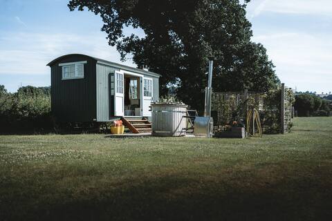 Vineyard Shepherds Hut 2 |Wood Fired Hot Tub| Wine