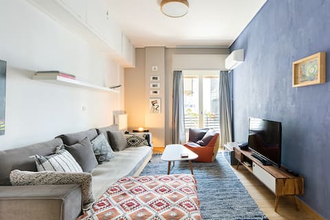 Popular Airbnb listing: Olympic Mets Apartment in ΒΑΡΝΑΒΑ