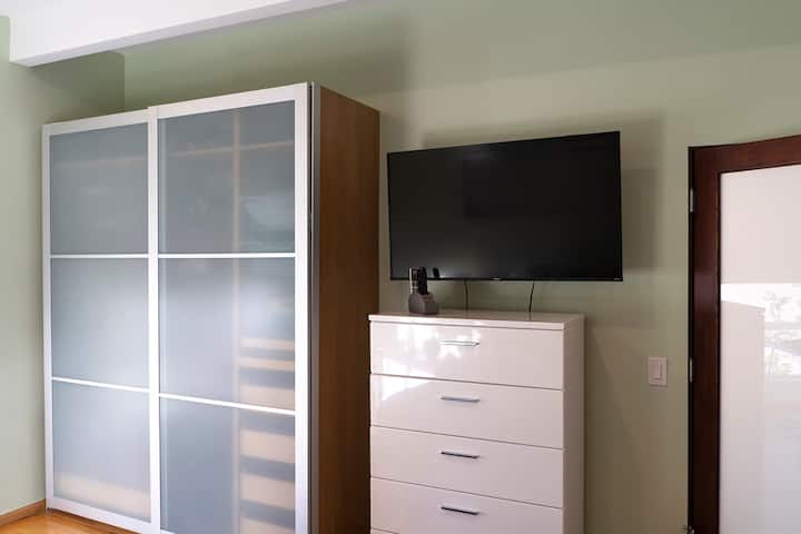 DOLLAP DHE DHOMË GJUMI ME TELEVIZOR INTELIGJENT NË KATIN E SIPËRM