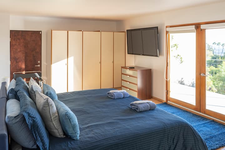 KREVATI MBRETËROR DHE DYSHEKU ORTOPEDIK NË DHOMËN KRYESORE TË GJUMIT NË KATIN E POSHTËM (ndryshimi i ngjyrave të shtratit)