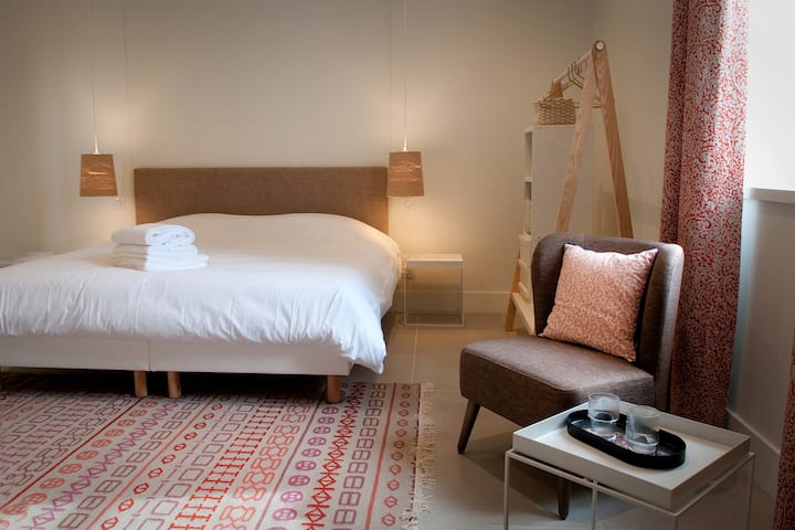 套房2 ，加大双人床可分为两张床+ 1张沙发床
独立卫生间+卫生间