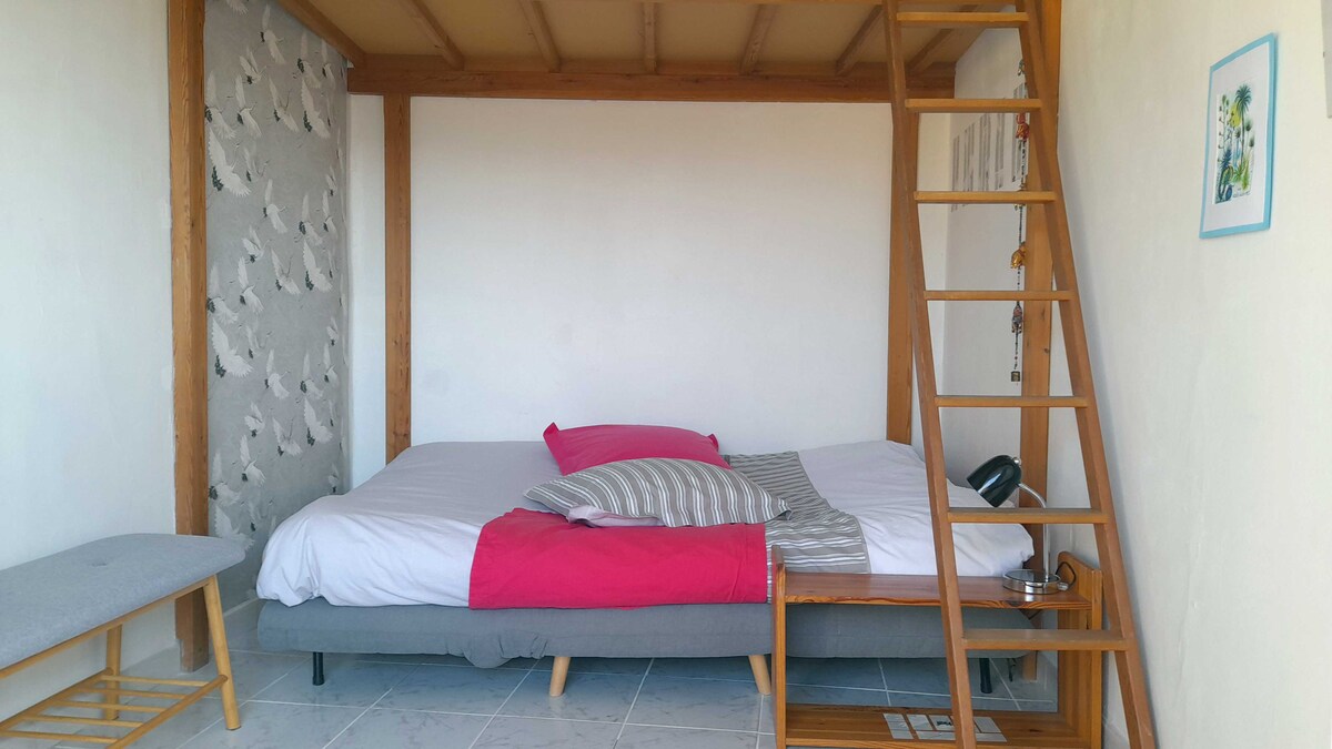 غرفة تضم سريرين