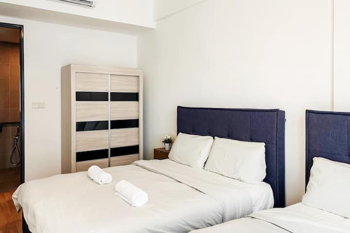 Segundo dormitorio con baño adjunto | Vista a la ciudad |  2 camas tamaño queen y armario
