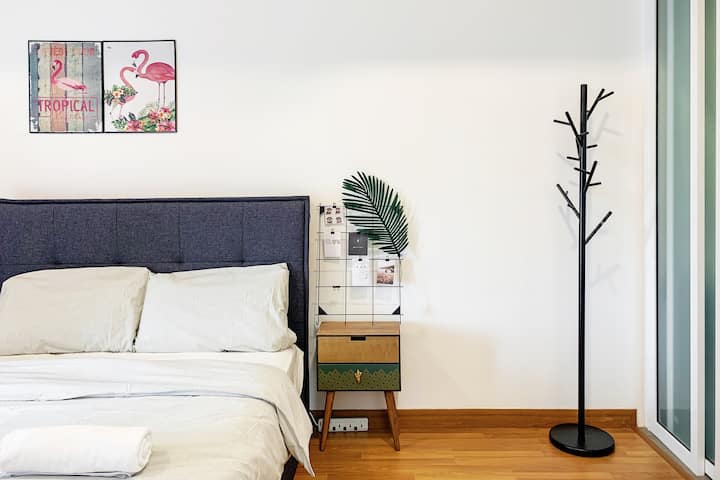Dormitorio principal con baño adjunto | 
 1 cama tamaño queen y armario.